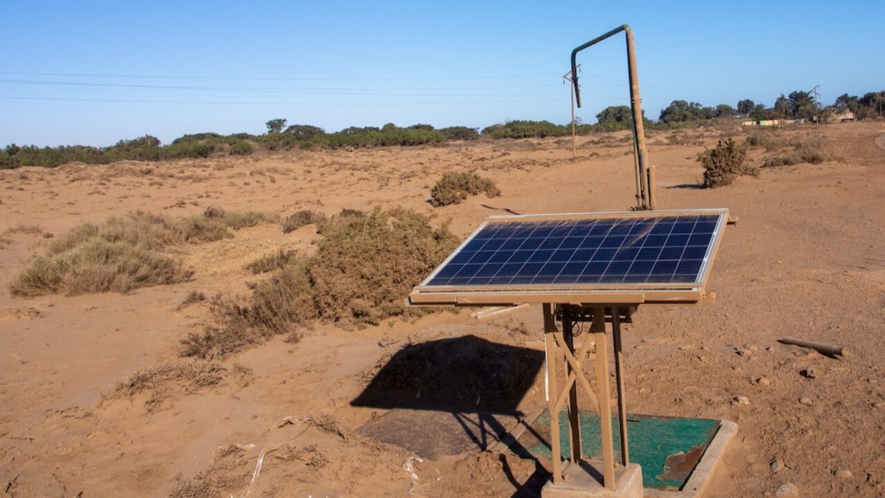 découvrez comment l'énergie solaire transforme la vie des communautés isolées en leur fournissant une source d'électricité durable et autonome. explorez les avantages de cette solution écologique et économique pour améliorer le quotidien des habitants tout en préservant l'environnement.