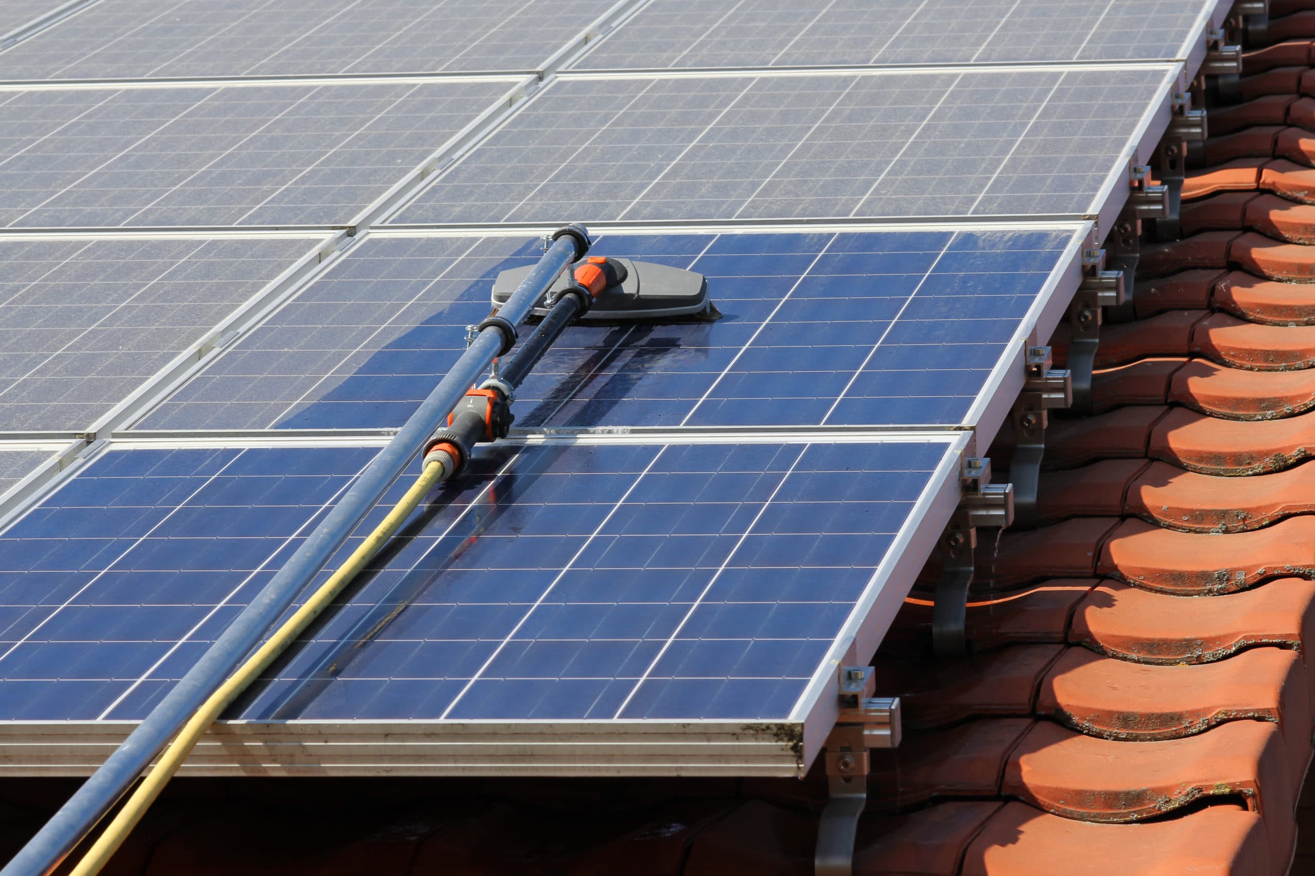 découvrez nos conseils pour l'entretien efficace de vos panneaux photovoltaïques. assurez la performance et la longévité de votre installation solaire avec des astuces pratiques et recommandées par des experts.
