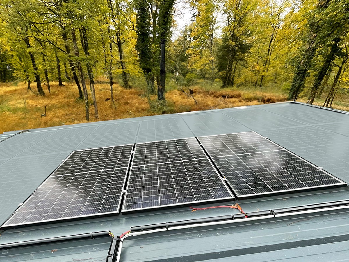 découvrez comment fixer des panneaux solaires sur une toiture en bac acier de manière sécurisée et efficace. suivez nos conseils d'experts pour maximiser l'ensoleillement et optimiser votre installation solaire.