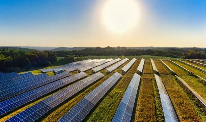 découvrez le fonctionnement des centrales solaires : comment elles convertissent l'énergie solaire en électricité, les technologies utilisées et leur impact sur l'environnement. apprenez comment ces installations contribuent à une énergie durable et à la lutte contre le changement climatique.