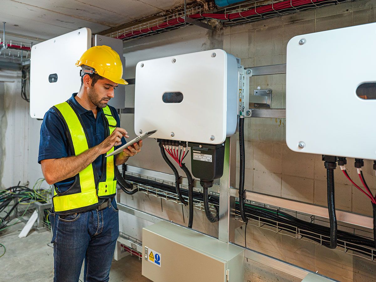 découvrez le fonctionnement d'un onduleur solaire, un élément clé des systèmes photovoltaïques. apprenez comment cet appareil convertit l'énergie solaire en électricité utilisable pour alimenter vos appareils domestiques et optimiser votre autoconsommation d'énergie verte.