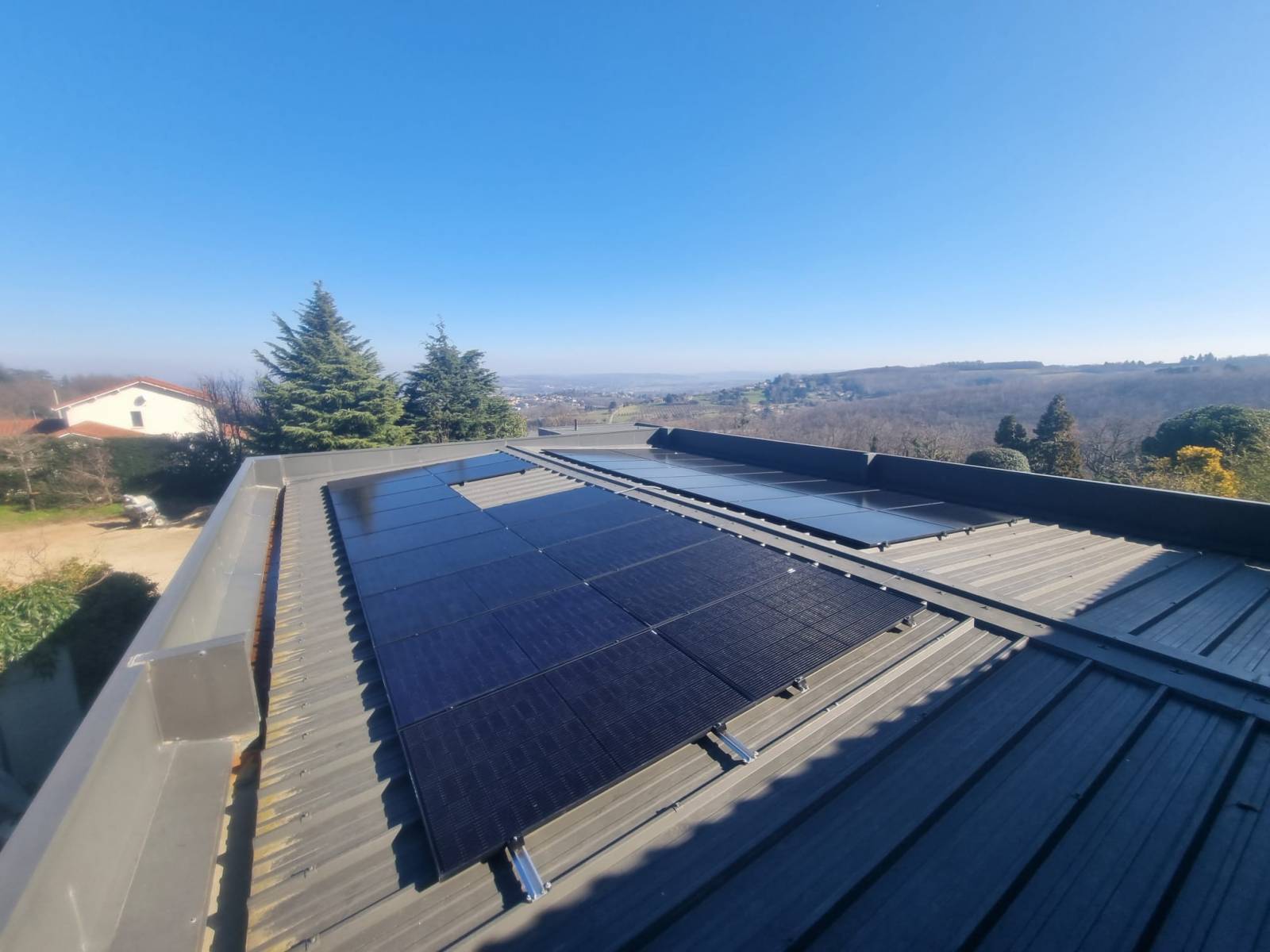 découvrez comment optimiser la gestion de votre surplus d'énergie produit par vos panneaux photovoltaïques. apprenez des stratégies efficaces pour stocker, consommer ou revendre votre excédent d'électricité, tout en maximisant vos économies et en contribuant à une énergie plus durable.