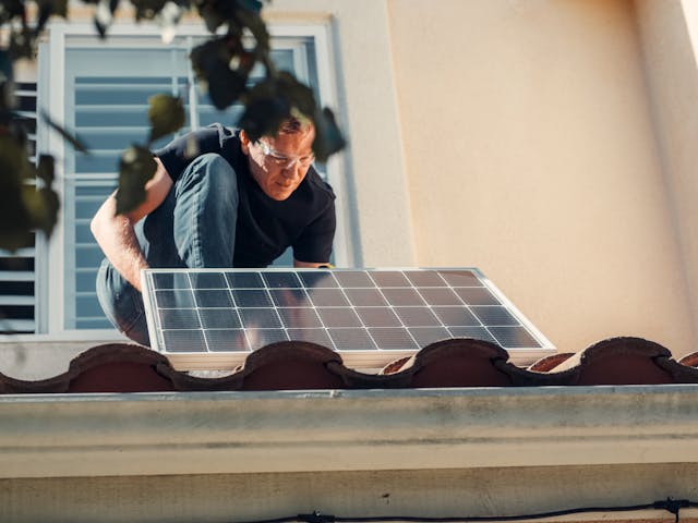 découvrez notre guide complet sur les capteurs solaires : fonctionnement, avantages, choix du modèle idéal et conseils d'installation pour optimiser votre production d'énergie renouvelable.