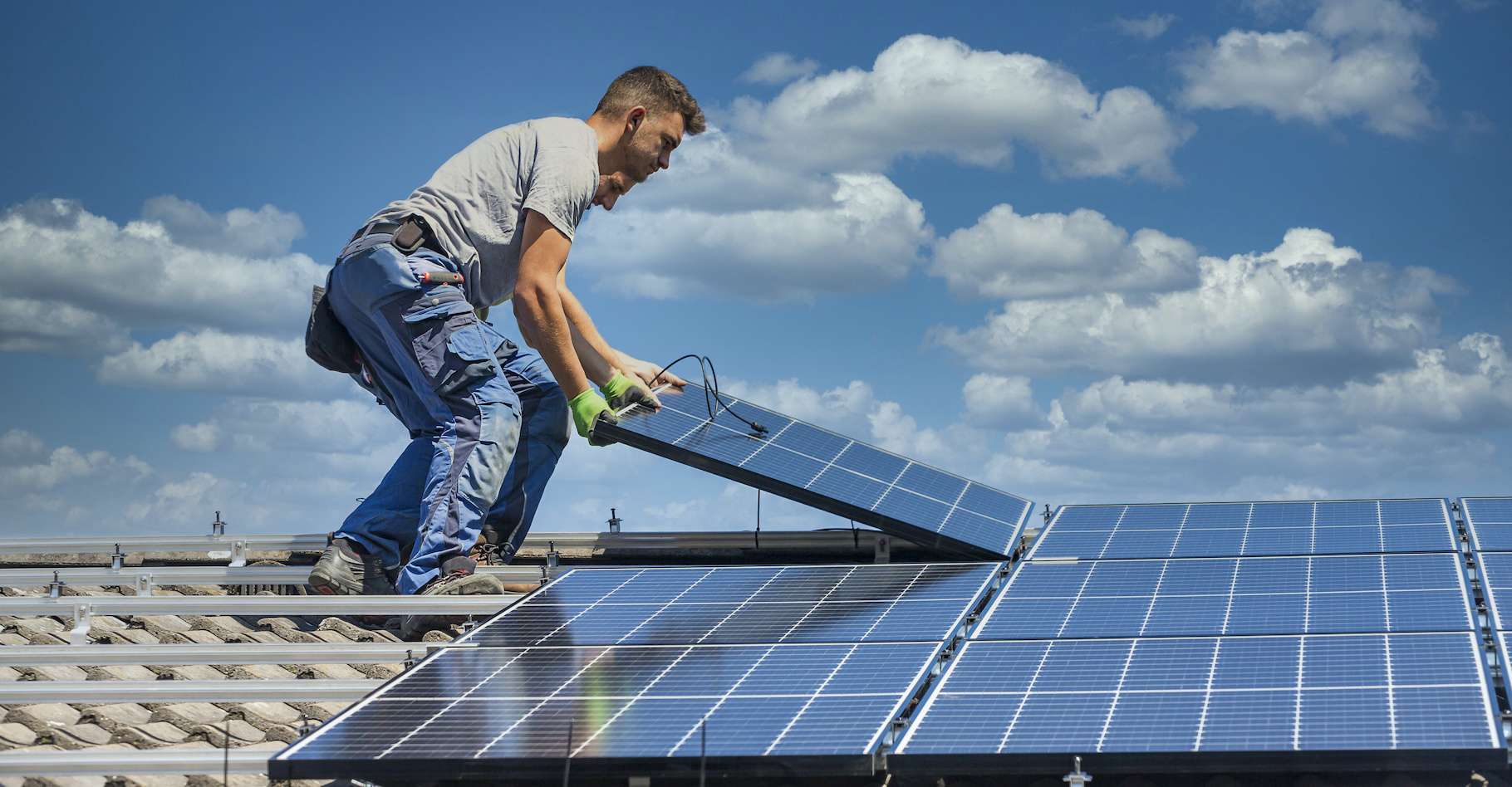 découvrez comment installer un panneau photovoltaïque soi-même avec notre guide pratique. suivez nos conseils étape par étape pour profiter d'une énergie solaire économique et réduire votre facture d'électricité tout en contribuant à la protection de l'environnement.