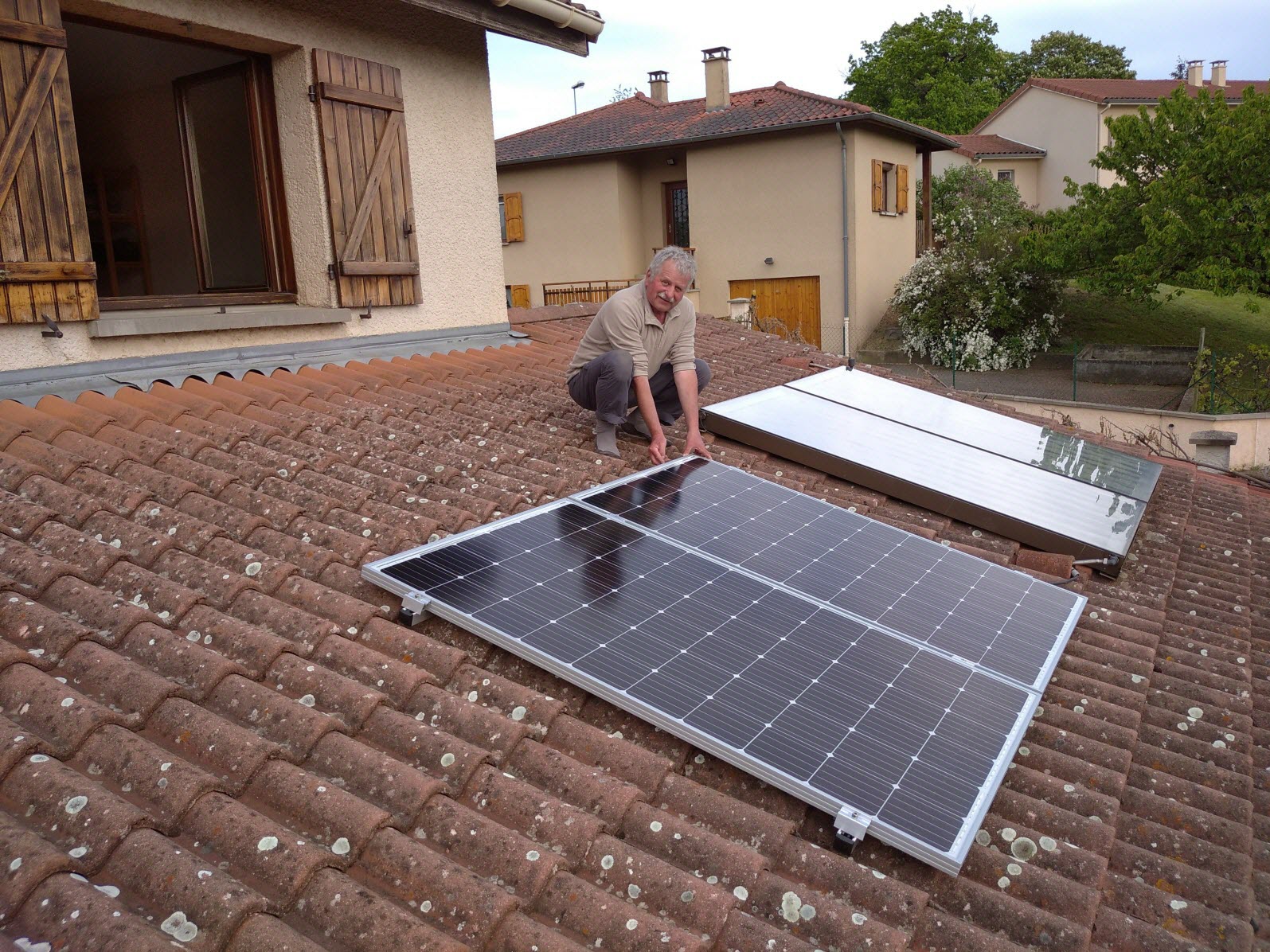 découvrez comment installer des panneaux solaires soi-même avec notre guide facile à suivre. profitez d'une alimentation énergétique durable et réduisez vos factures d'électricité tout en contribuant à la protection de l'environnement.