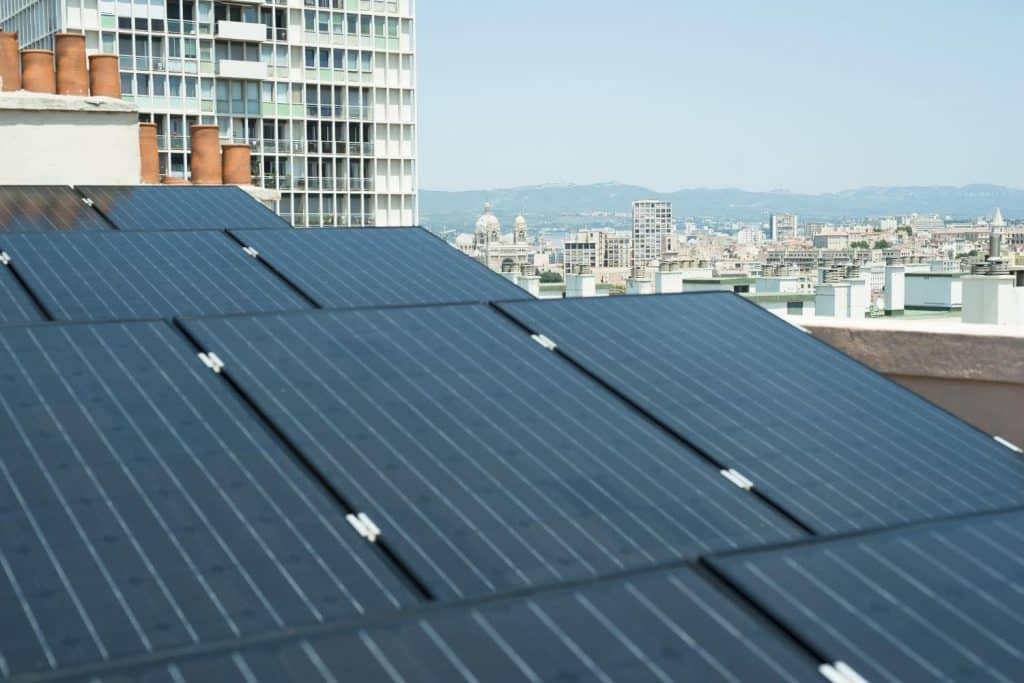 découvrez comment investir dans des panneaux solaires thermiques pour maximiser vos économies d'énergie et réduire votre empreinte carbone. explorez les avantages, le retour sur investissement et les subventions disponibles pour un projet durable et rentable.