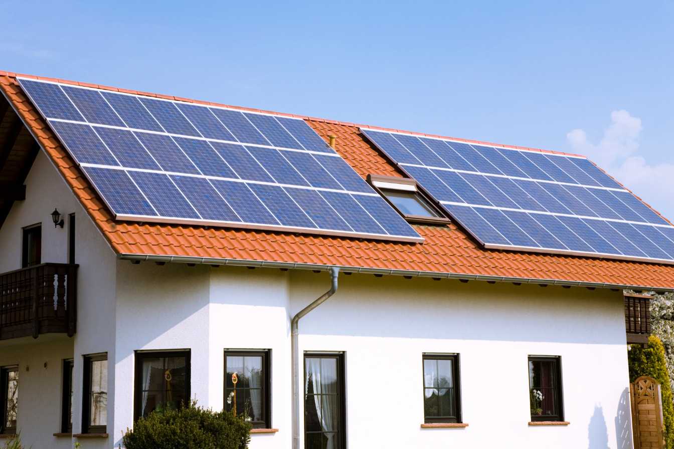 découvrez comment investir dans des panneaux solaires peut vous permettre de réduire vos factures d'énergie tout en contribuant à la protection de l'environnement. explorez les avantages, les aides financières et les choix disponibles pour un investissement rentable et durable.