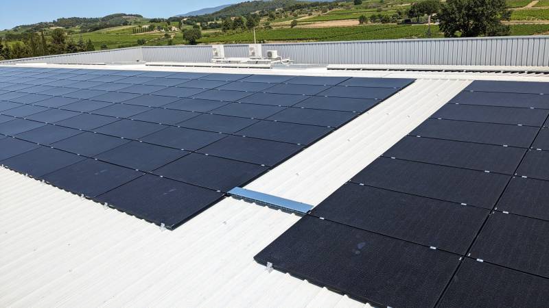 découvrez comment l'investissement dans des panneaux photovoltaïques peut réduire vos factures d'énergie tout en contribuant à un avenir durable. explorez les avantages financiers, les aides disponibles et les solutions adaptées à votre projet énergétique.