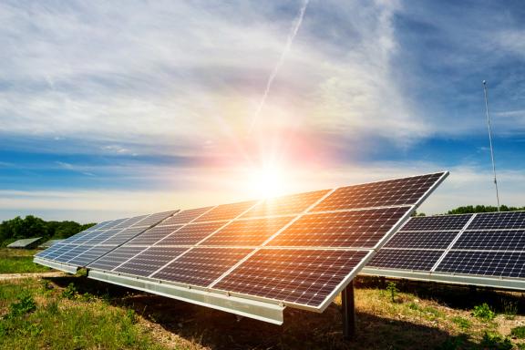découvrez comment l'investissement solaire peut transformer votre avenir énergétique tout en générant des rendements financiers. explorez les opportunités, les avantages écologiques et les solutions rentable pour un avenir durable grâce à l'énergie solaire.