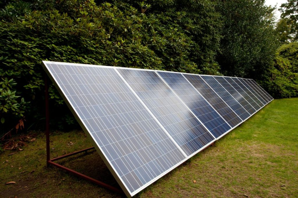 découvrez comment intégrer des panneaux solaires dans votre jardin pour allier esthétisme et écologie. profitez d'énergie renouvelable tout en embellissant votre espace extérieur. idées, conseils et avantages pour un jardin durable.