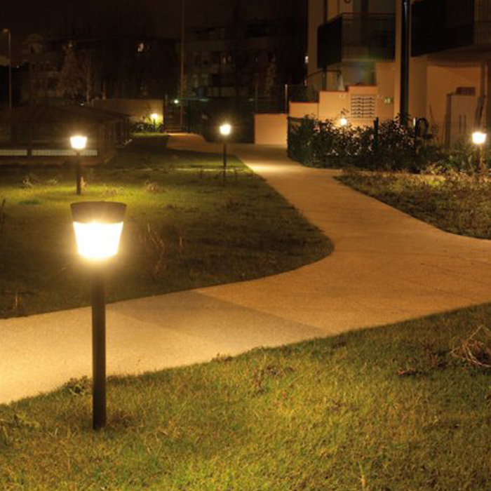 découvrez notre sélection de lampes solaires pour jardin, alliant design et efficacité énergétique. illuminez vos espaces extérieurs tout en préservant l'environnement grâce à une éclairage autonome et durable. transformez votre jardin en un havre de paix nocturne !