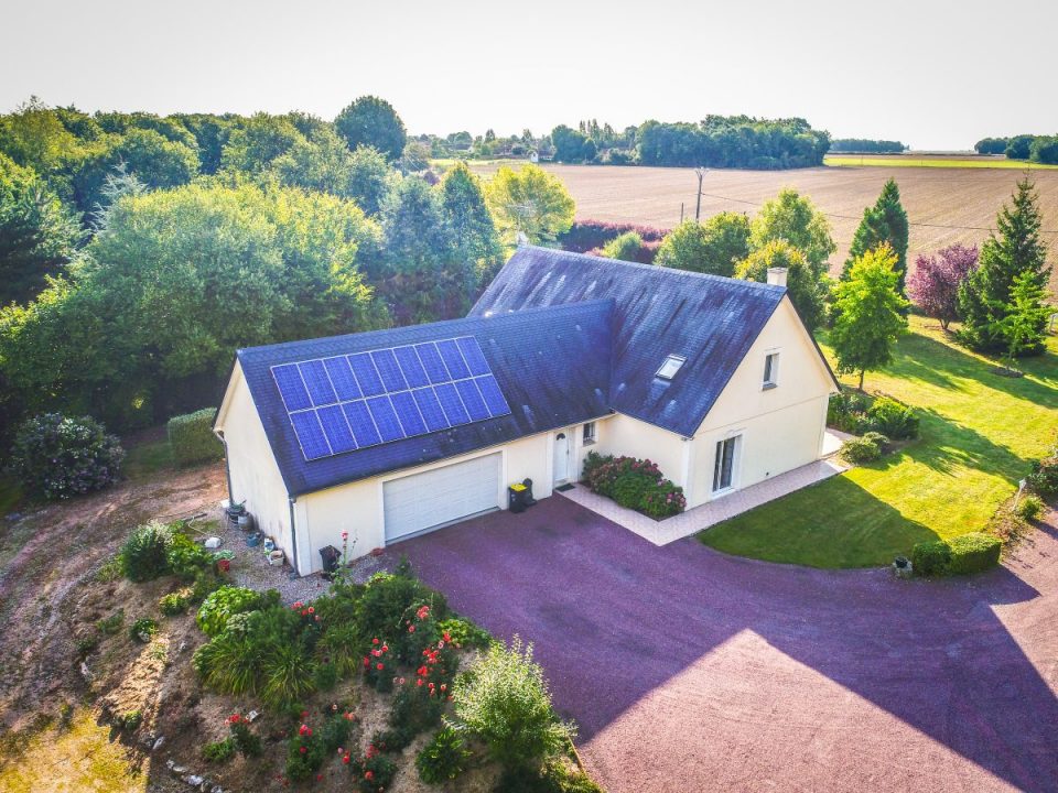 découvrez comment optimiser votre indépendance énergétique avec une maison autonome équipée de panneaux solaires. explorez les avantages écologiques et économiques de cette solution durable pour un quotidien responsable.