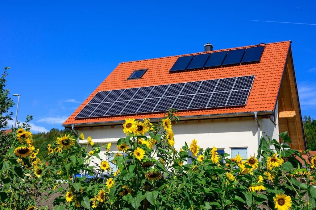découvrez les nombreux avantages d'une maison équipée de panneaux solaires. profitez d'économies sur vos factures d'énergie, d'un impact écologique réduit et d'un valorisation de votre bien immobilier tout en contribuant à la transition énergétique.
