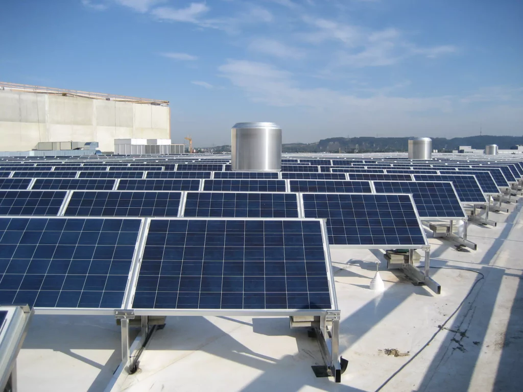 découvrez les avantages d'un panneau photovoltaïque sur toit plat : une solution efficace pour optimiser l'espace, réduire votre facture énergétique et contribuer à la transition énergétique. transformez votre toiture en source d'énergie renouvelable !