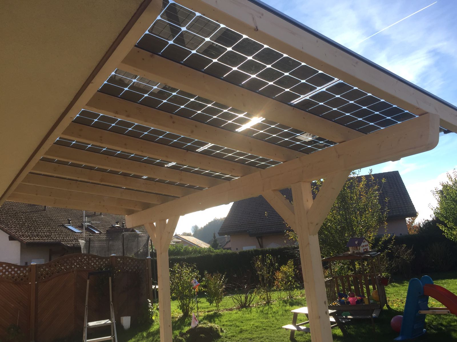 découvrez le panneau photovoltaïque transparent, une solution innovante qui allie esthétique et performance énergétique. idéal pour intégrer l'énergie solaire dans vos espaces sans compromettre la luminosité naturelle, ces panneaux sont parfaits pour les bâtiments modernes et durables.