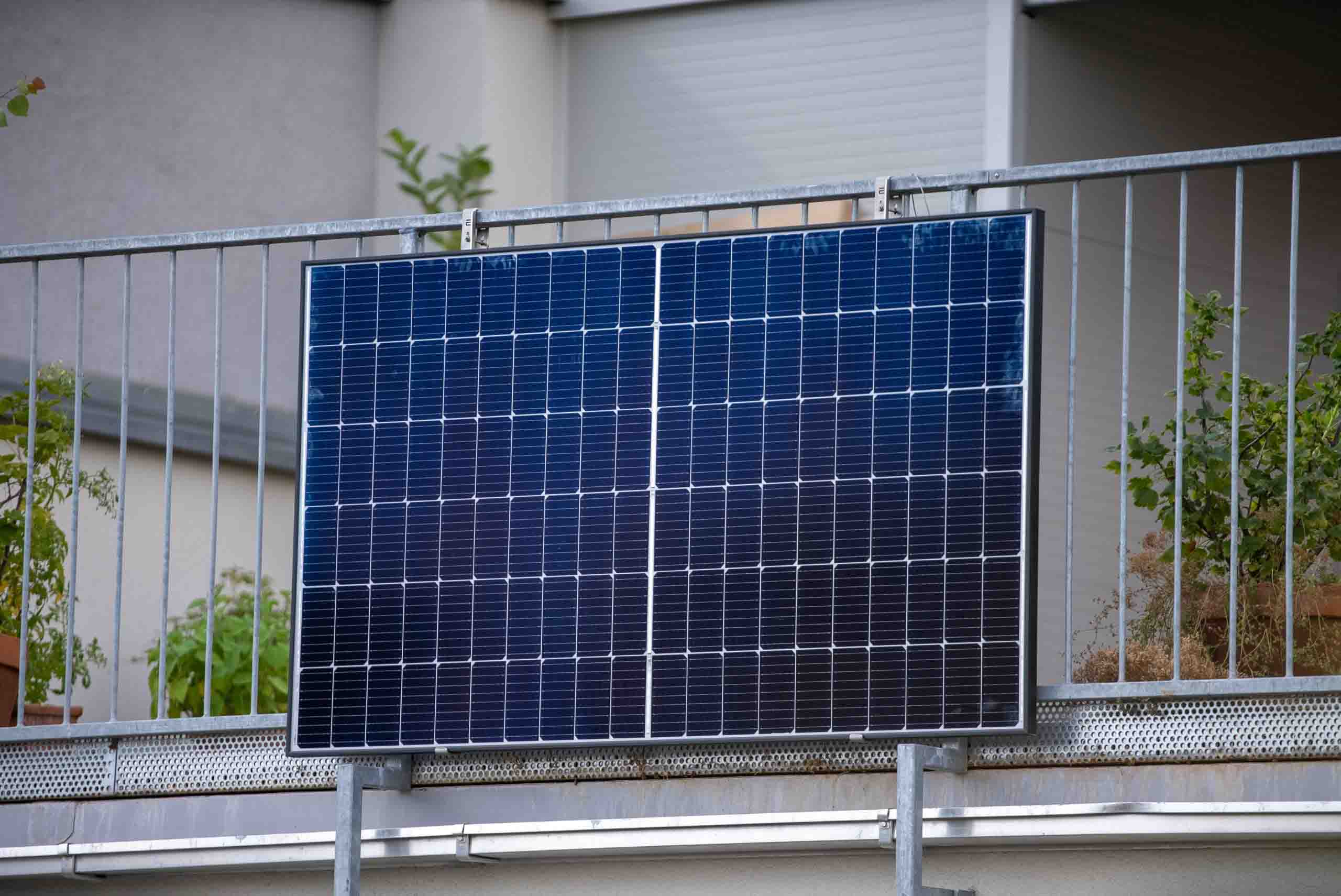 découvrez les panneaux solaires garde-corps, une solution innovante pour allier sécurité et durabilité. installez un garde-corps qui produit de l'énergie tout en protégeant votre espace, optimisant ainsi votre consommation d'énergie et contribuant à un avenir plus vert.