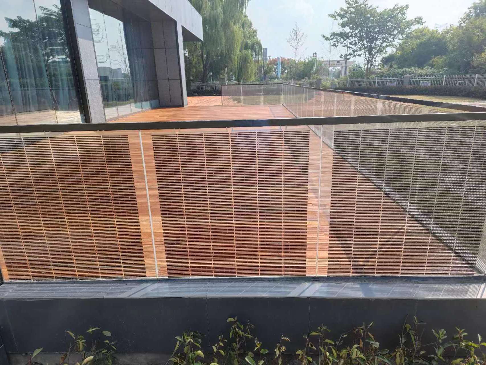 découvrez nos panneaux solaires garde-corps innovants, alliant sécurité et durabilité. idéaux pour optimiser l'espace tout en produisant de l'énergie renouvelable, ces dispositifs s'intègrent parfaitement dans votre environnement. optez pour une solution écologique et esthétiquement agréable pour votre toiture ou balcon.