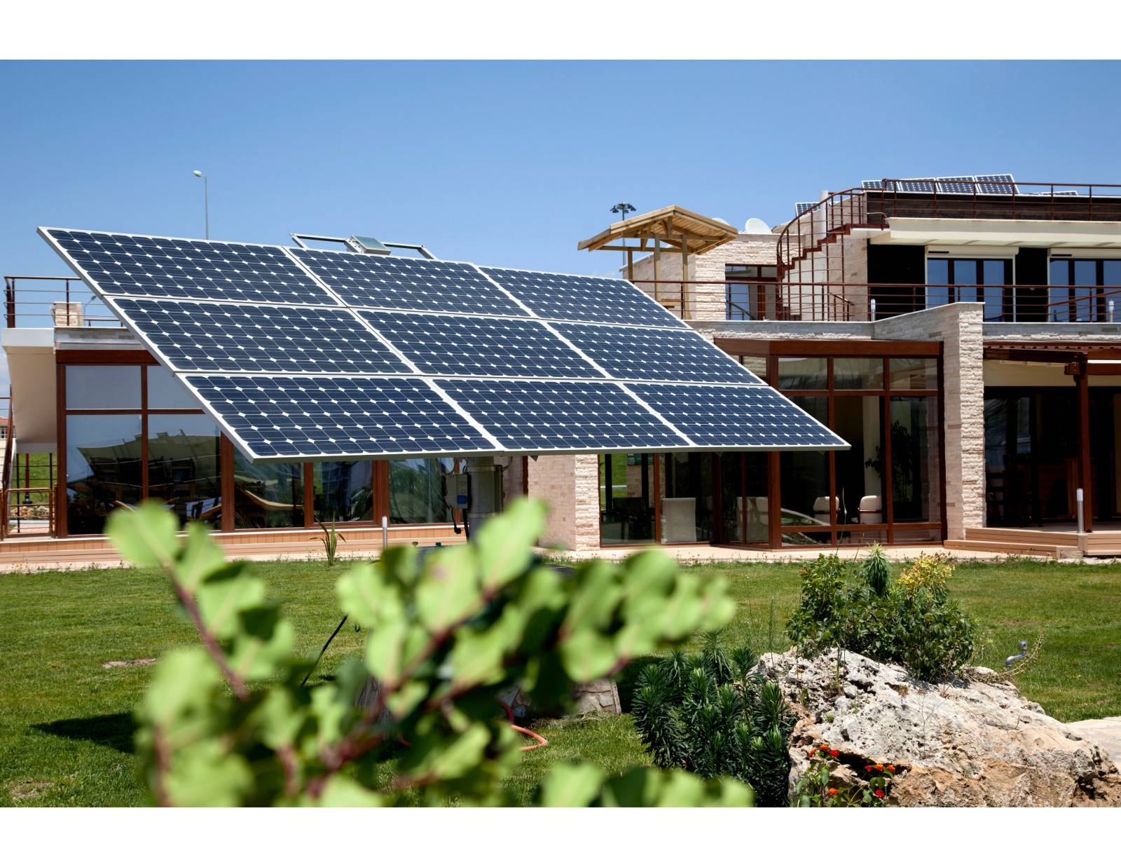 découvrez les avantages et inconvénients d'installer des panneaux solaires sur le sol ou sur le toit de votre maison. faites le meilleur choix pour optimiser votre production d'énergie solaire et réduire votre empreinte carbone.