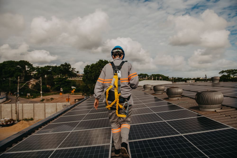 découvrez les opportunités et les risques associés aux panneaux photovoltaïques. ce guide vous aidera à comprendre les avantages énergétiques, économiques et environnementaux, tout en mettant en lumière les défis potentiels liés à l'installation et à l'efficacité de cette technologie solaire.