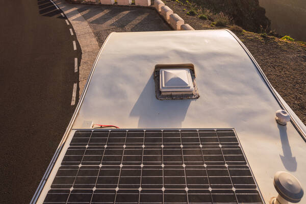 découvrez comment les panneaux solaires peuvent transformer votre expérience de camping. optez pour une source d'énergie renouvelable et autonome pour alimenter vos équipements, tout en profitant de la nature. idéal pour les aventuriers soucieux de l'environnement.