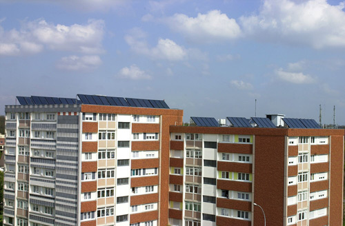 découvrez comment l'installation de panneaux solaires en copropriété peut réduire vos factures d'énergie et favoriser une démarche écologique. explorez les avantages, les procédures et les financements disponibles pour maximiser les bénéfices de l'énergie solaire dans votre immeuble.