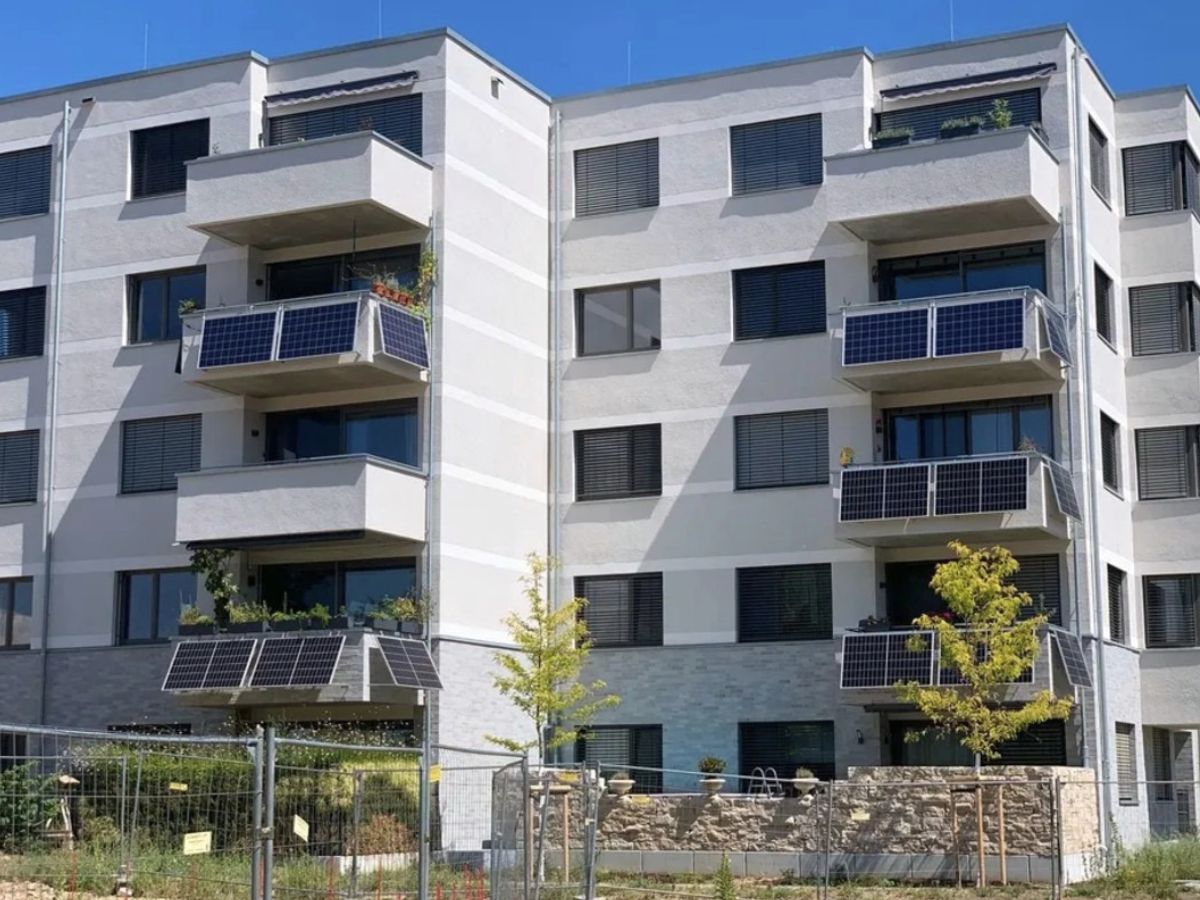 découvrez comment l'installation de panneaux solaires en copropriété peut réduire vos factures d'énergie tout en contribuant à un avenir durable. un guide complet pour optimiser votre consommation énergétique en collectif.