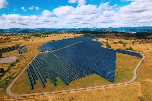 découvrez tout sur les panneaux solaires en france : avantages, installation, aides gouvernementales et conseils pratiques pour maximiser votre production d'énergie verte. optez pour une solution durable et économisez sur vos factures d'électricité grâce à des panneaux solaires adaptés à vos besoins.