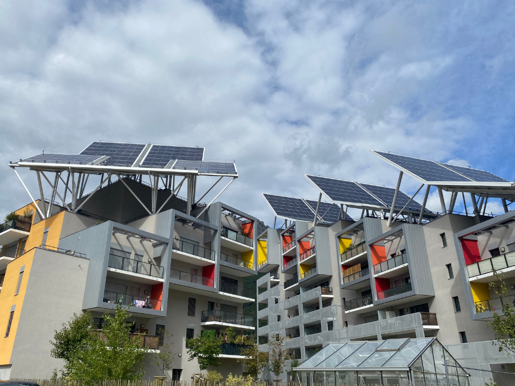 découvrez les panneaux solaires futuristes qui révolutionnent notre façon de produire de l'énergie. explorez des technologies innovantes et durables qui rendent votre maison plus verte et économiquement viable.