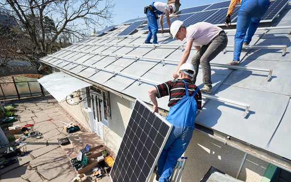 découvrez comment les panneaux solaires peuvent transformer votre maison en une source d'énergie durable et économique. profitez des avantages écologiques et des économies sur vos factures d'électricité tout en augmentant la valeur de votre bien.