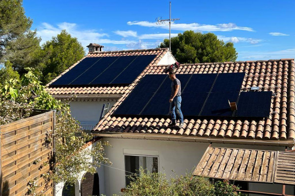 découvrez comment les panneaux solaires pour maison peuvent réduire vos factures d'énergie et contribuer à un avenir durable. optez pour une solution écologique et économique pour alimenter votre foyer en électricité grâce à l'énergie solaire.