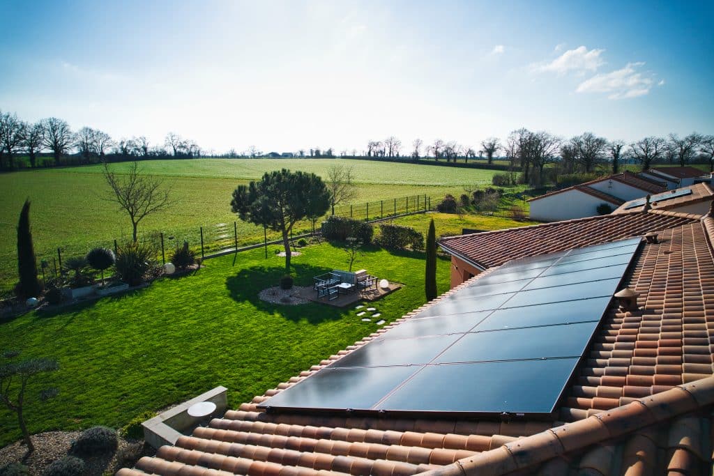 découvrez comment les panneaux solaires peuvent transformer votre consommation d'énergie en une source de revenus durable. explorez les avantages financiers, les économies d'énergie et les incitations fiscales offertes pour rendre votre investissement dans les panneaux solaires rentable.