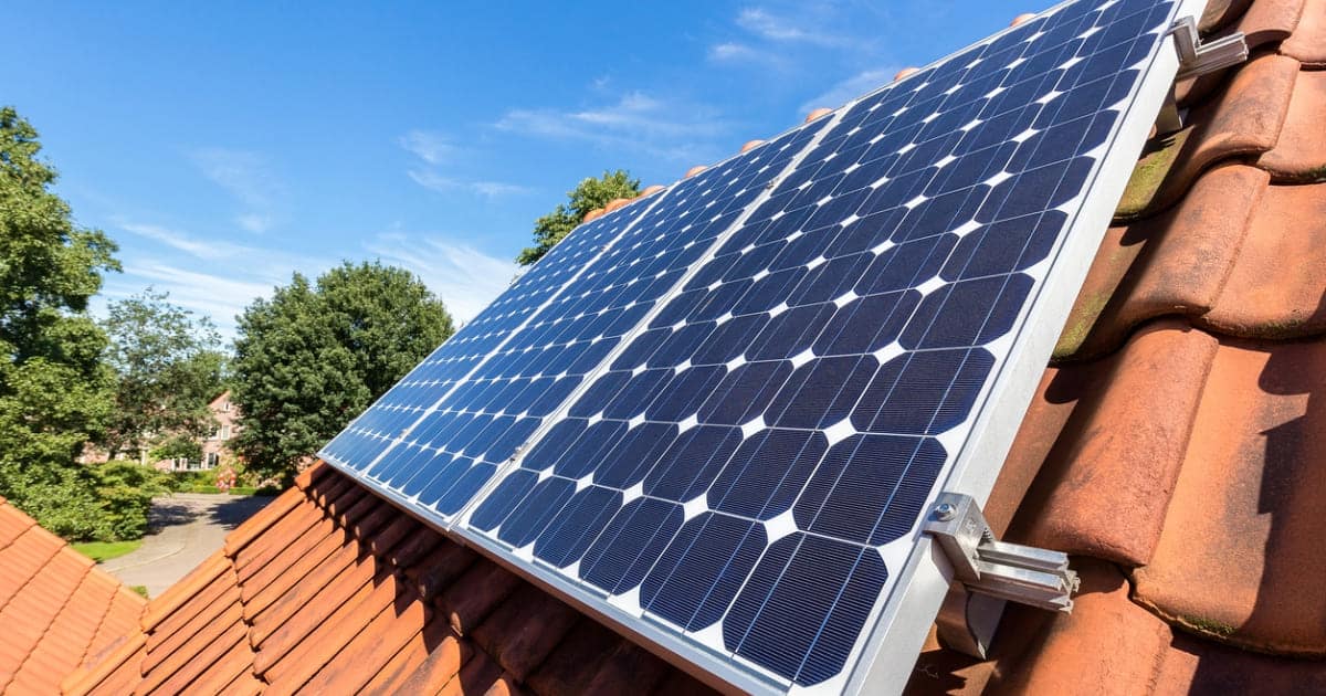 découvrez les avantages des panneaux solaires pour votre toiture : une solution écologique et économique pour produire votre propre énergie. augmentez la valeur de votre bien tout en réduisant votre facture d'électricité grâce à notre guide complet sur l'installation et l'entretien des panneaux solaires.