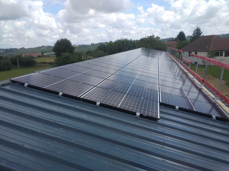 découvrez les panneaux solaires en toiture acier, une solution innovante et durable pour maximiser votre production d'énergie renouvelable. transformez votre toit en une source d'énergie propre tout en préservant l'esthétique de votre maison.