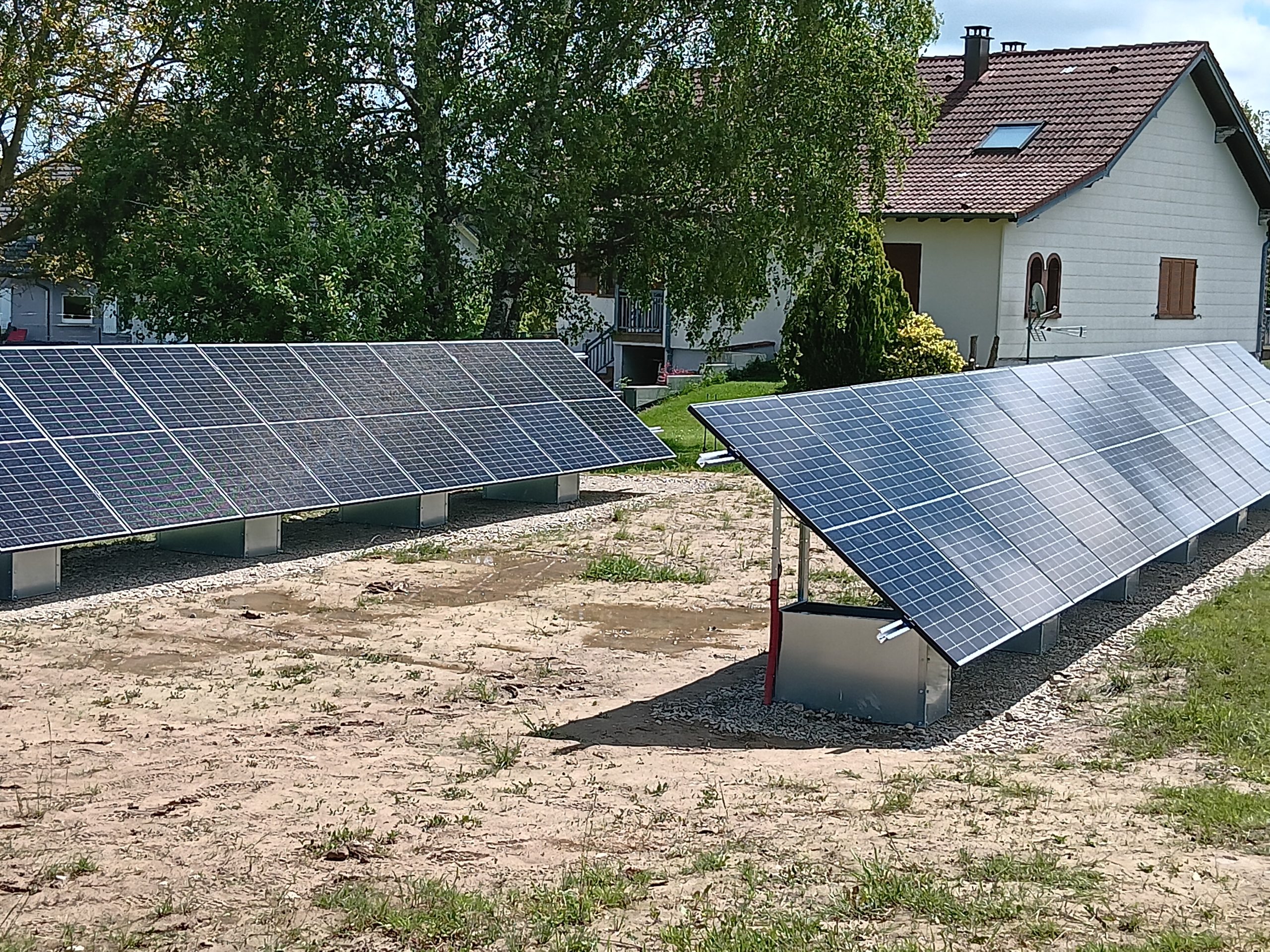 découvrez les avantages du photovoltaïque au sol, une solution durable pour produire de l'énergie renouvelable. optimisez votre espace extérieur tout en contribuant à la transition énergétique grâce à des panneaux solaires efficaces et rentables.
