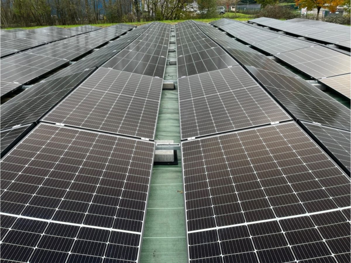 découvrez comment les systèmes photovoltaïques favorisent la décentralisation énergétique, permettant aux consommateurs de produire leur propre électricité et de réduire leur empreinte carbone tout en contribuant à une transition énergétique durable.
