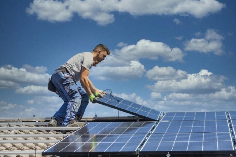 découvrez comment les panneaux photovoltaïques contribuent à la transition énergétique, en offrant des solutions durables pour réduire notre empreinte carbone et favoriser l'utilisation des énergies renouvelables. explorez les avantages économiques et environnementaux d'une énergie solaire accessible et innovante.