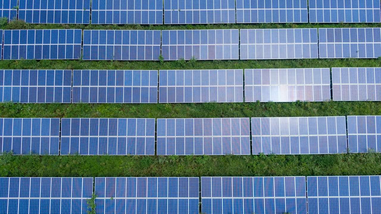 découvrez la popularité croissante des panneaux photovoltaïques en france. comprenez les avantages écologiques et économiques de cette énergie renouvelable, ainsi que les tendances du marché et les initiatives gouvernementales soutenant leur adoption. informez-vous sur les technologies innovantes et les témoignages de ceux qui ont fait le choix de l'énergie solaire.