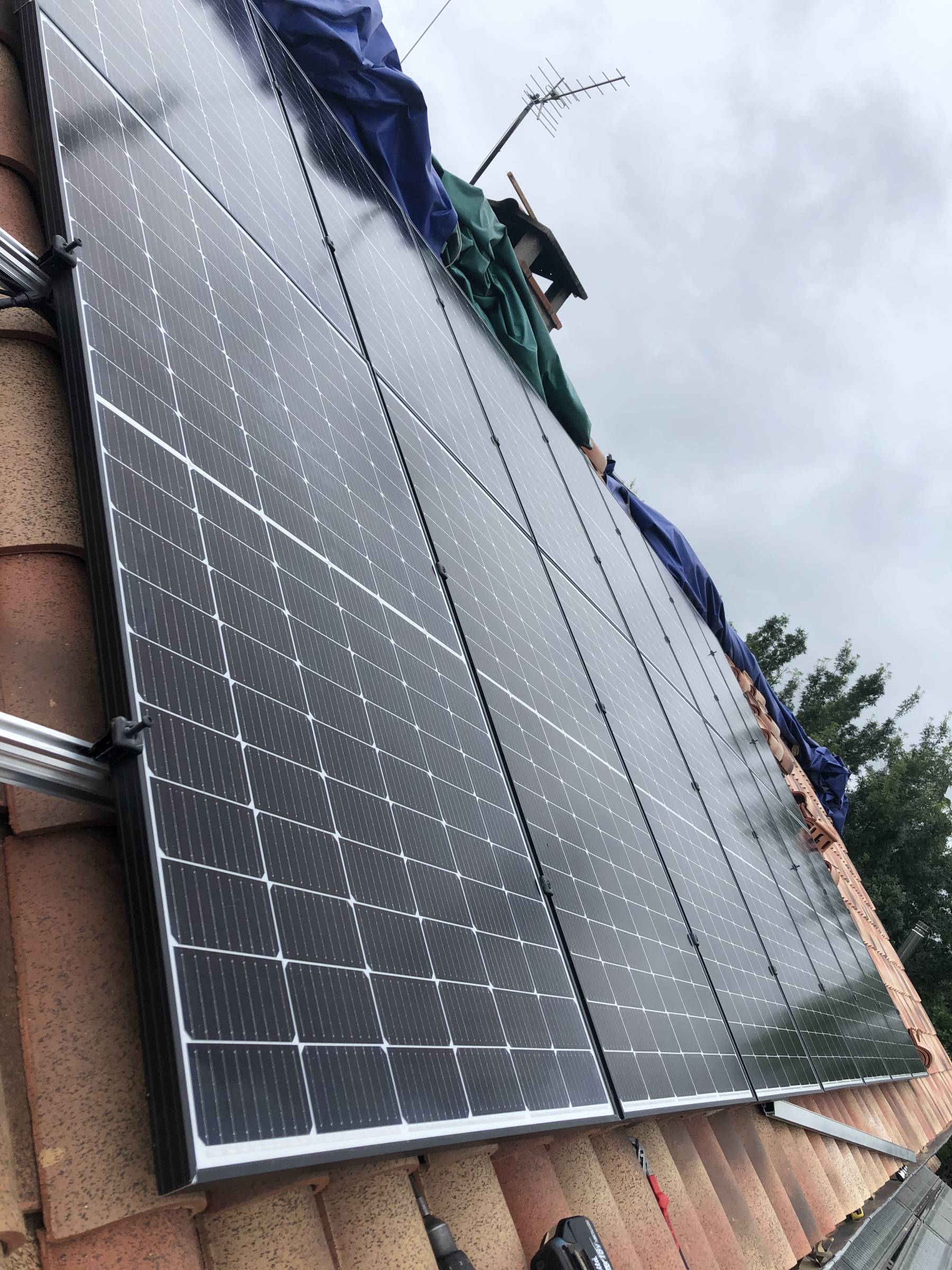 découvrez comment poser des panneaux solaires soi-même grâce à notre guide complet. des conseils pratiques, des étapes détaillées et des astuces pour réussir l'installation de votre système photovoltaïque et réduire votre facture d'électricité tout en contribuant à la protection de l'environnement.