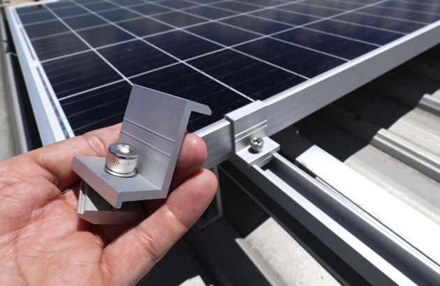 découvrez les rails en aluminium pour panneaux solaires, la solution idéale pour un montage fiable et durable de vos systèmes photovoltaïques. optimisez l'efficacité de votre installation tout en garantissant sa longévité grâce à nos produits de qualité.
