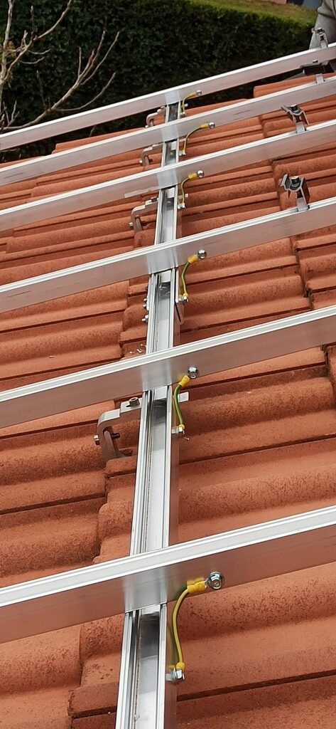 découvrez nos solutions de rails de fixation pour panneaux solaires, conçues pour garantir une installation solide et sécurisée. profitez d'une meilleure performance énergétique tout en respectant l'esthétique de votre toit.