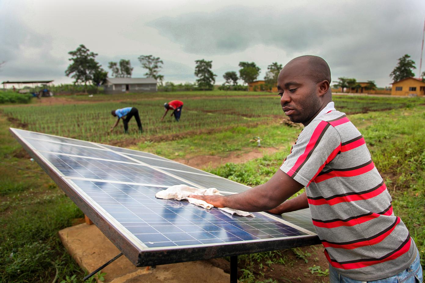 découvrez comment la france est en train de vivre une révolution énergétique grâce aux panneaux solaires. explorez les innovations, les avantages écologiques et les bénéfices économiques de cette technologie durable qui transforme le paysage énergétique hexagonal.