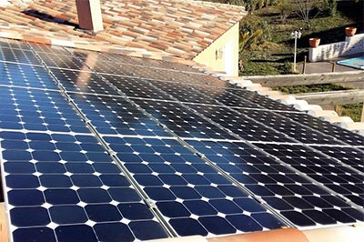 découvrez les risques associés aux panneaux photovoltaïques, des aspects techniques aux impacts environnementaux, afin de prendre des décisions éclairées sur votre installation solaire.
