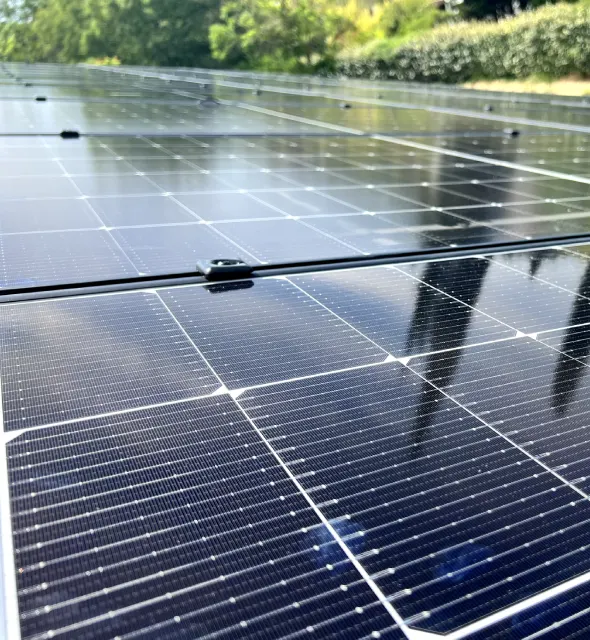 découvrez les principaux risques associés à l'installation de panneaux photovoltaïques, des problèmes techniques aux enjeux de sécurité, et apprenez comment les minimiser pour garantir une utilisation optimale et durable de l'énergie solaire.