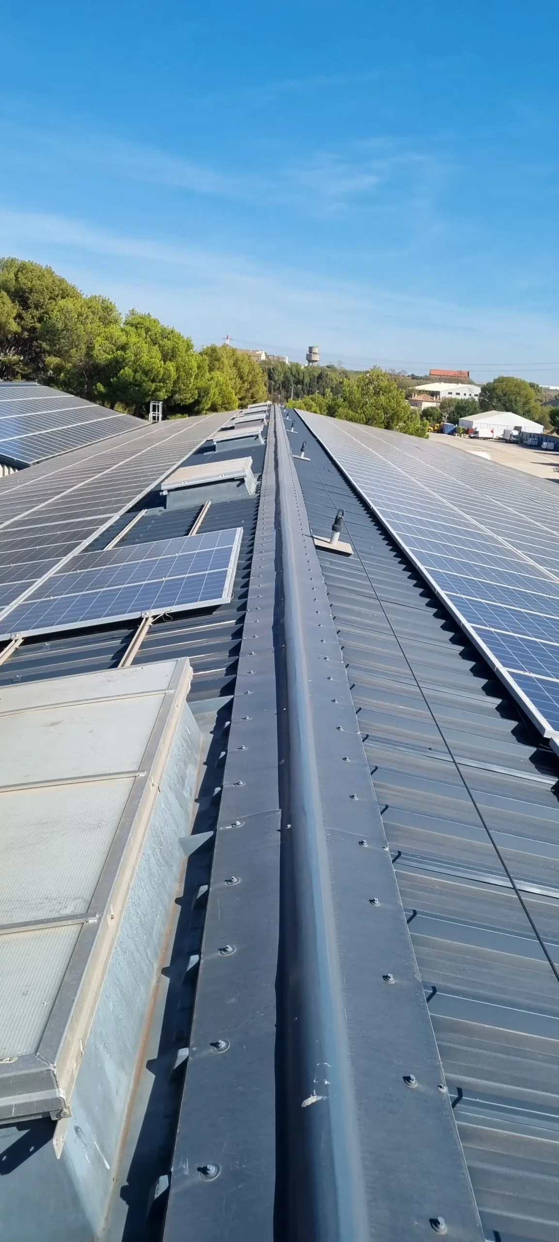 découvrez les meilleures pratiques pour assurer la sécurité de vos panneaux photovoltaïques. apprenez comment protéger votre installation solaire contre les risques électriques et environnementaux, et maximisez l'efficacité de votre système tout en garantissant sa durabilité.