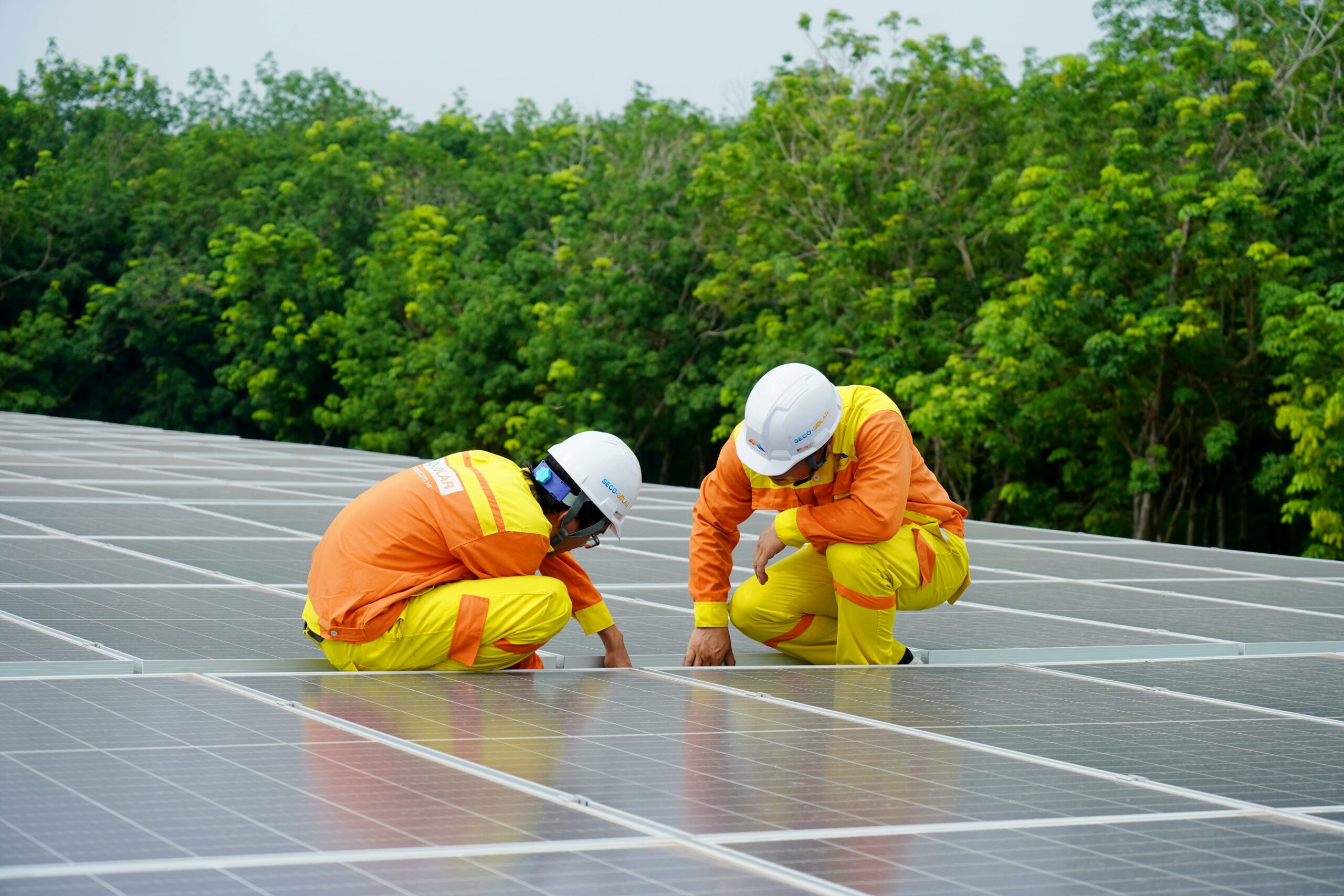 découvrez notre outil de simulation de panneaux solaires, qui vous permet d'évaluer le potentiel énergétique de votre installation solaire. obtenez des estimations précises sur la production d'électricité, les économies réalisées et les impacts environnementaux. simplifiez votre projet d'énergie renouvelable dès aujourd'hui!