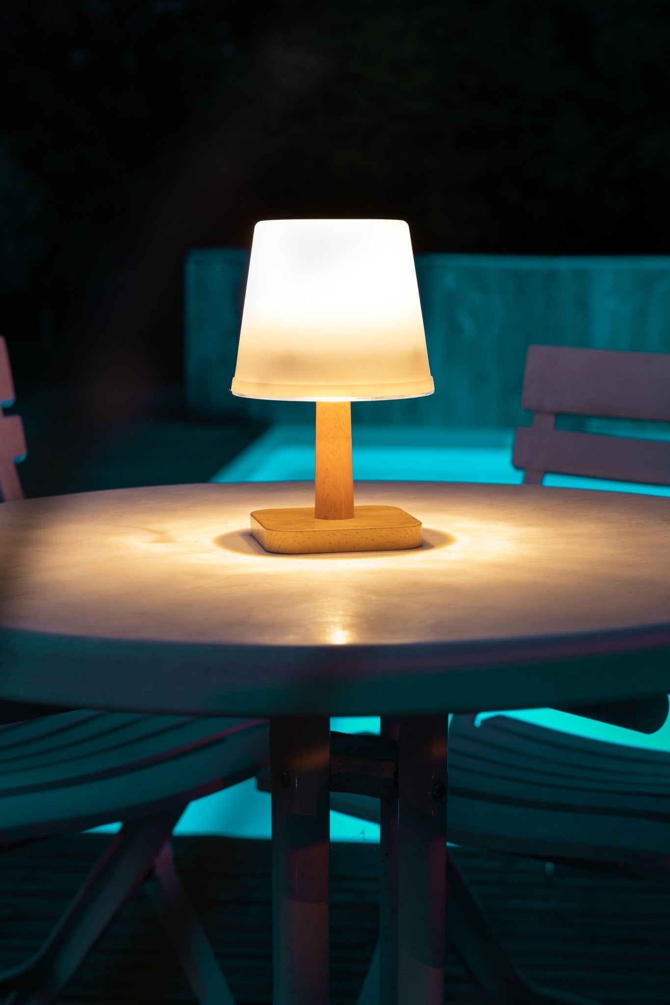 découvrez notre table solaire innovante, alliant design moderne et technologie durable. profitez de repas en plein air tout en rechargeant vos appareils grâce à l'énergie solaire. parfaite pour des moments mémorables en famille ou entre amis.