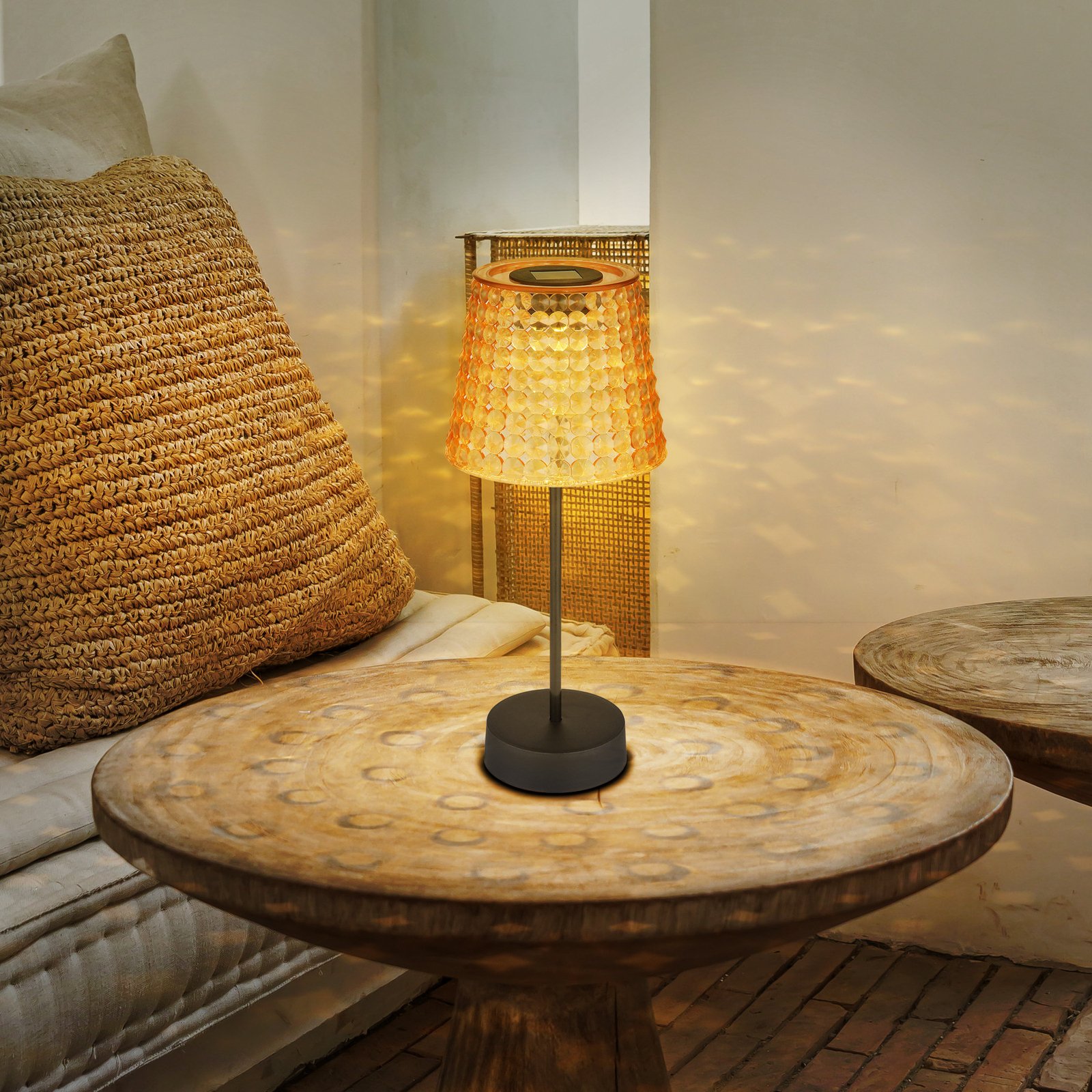 découvrez notre table solaire innovante, idéale pour allier design et écologie. profitez de repas en extérieur tout en rechargeant vos appareils grâce à l'énergie solaire. transformez votre espace extérieur en un lieu moderne et durable.