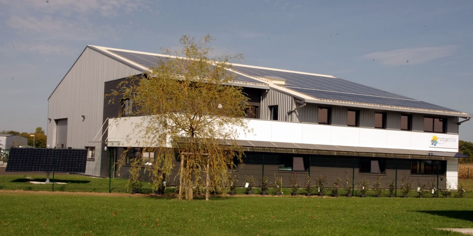 découvrez la table solaire mobasolar, une solution innovante et durable pour profiter de l'énergie solaire en toute simplicité. idéale pour les pique-niques, les événements en plein air ou les voyages, cette table combine design moderne et fonctionnalités pratiques, vous permettant de recharger vos appareils partout où vous allez.