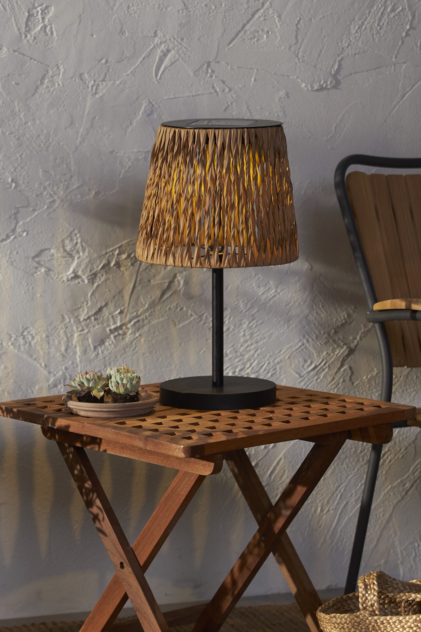 découvrez nos tables solaires innovantes, alliant design et écologie. profitez de l'énergie solaire pour recharger vos appareils tout en vous relaxant en plein air. idéales pour le jardin, la terrasse ou le balcon, elles allient confort et durabilité.