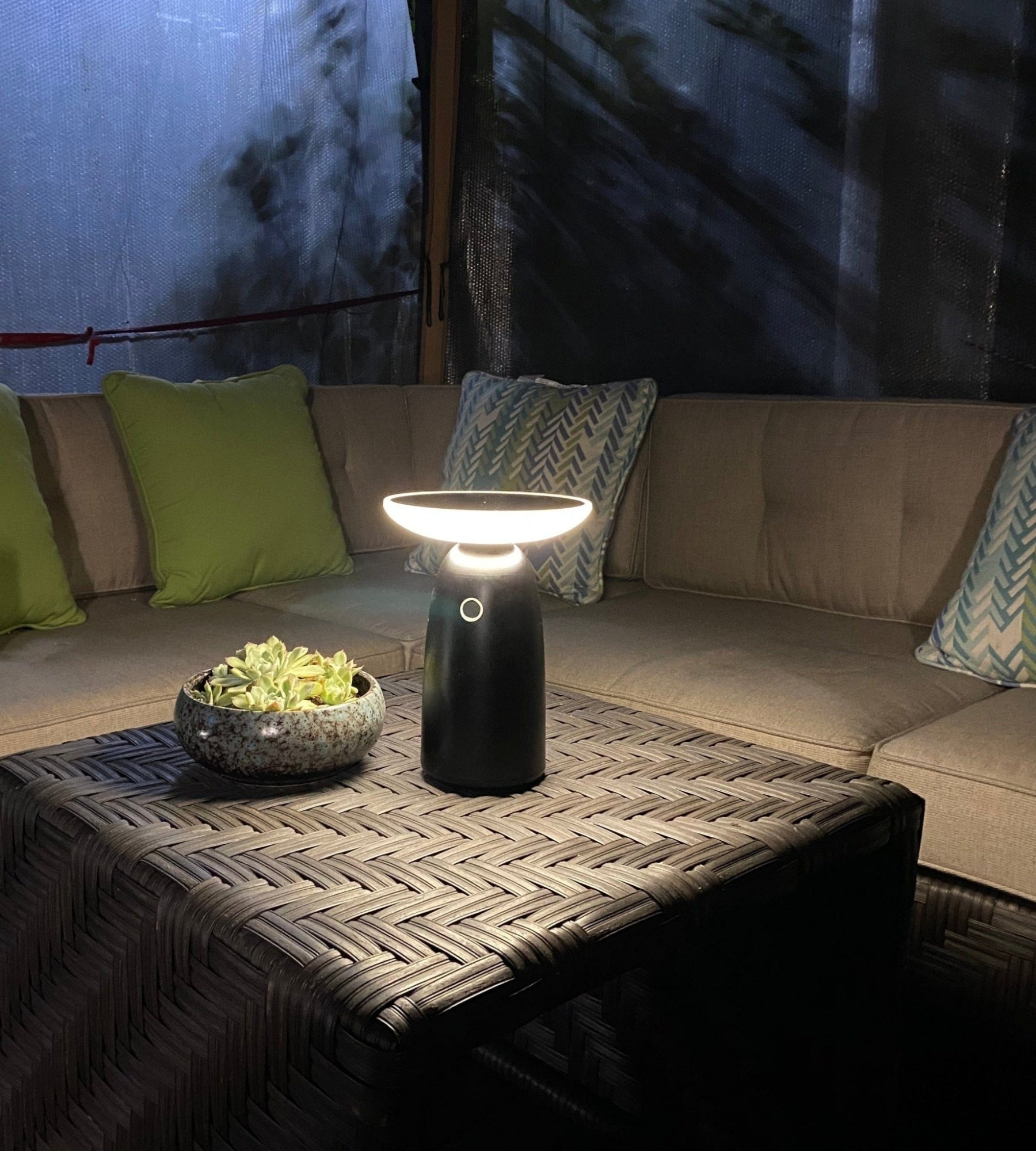 découvrez notre sélection exceptionnelle de tables solaires, alliant fonctionnalité et design. parfaites pour profiter de vos repas en plein air tout en utilisant l'énergie solaire, ces tables innovantes sont idéales pour une expérience écoresponsable et moderne. transformez votre espace extérieur avec élégance et durabilité.